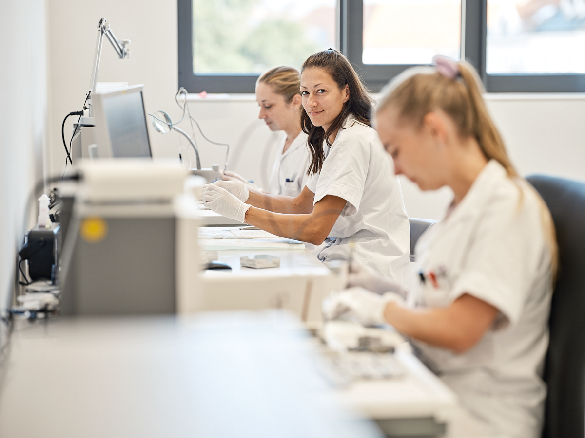 Biomedizinische Analytiker*innen im Labor für Pathologie am Standort Linz